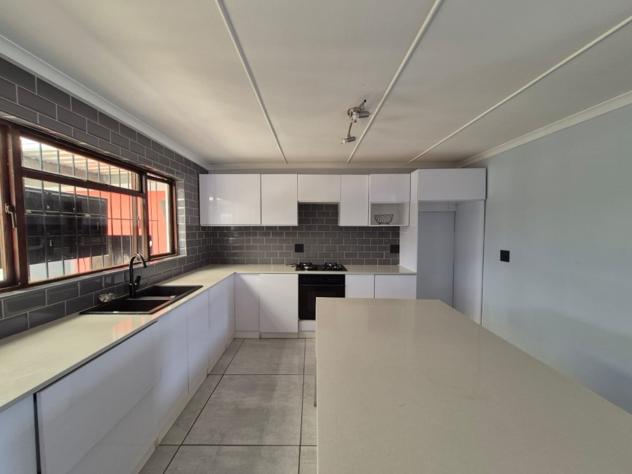 To Let 3 Bedroom Property for Rent in Somerset Park Western Cape